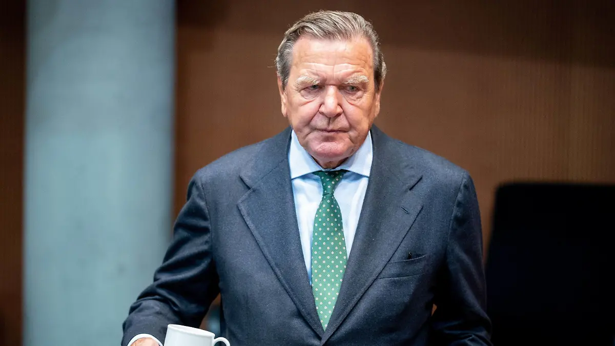 ARCHIV - 01.07.2020, Berlin: Gerhard Schröder (SPD), ehemaliger Bundeskanzler, wartet auf den Beginn der Anhörung im Wirtschaftsausschuss des Bundestags zum Pipeline-Projekt Nord Stream 2 im Sitzungssaal, und hält eine Kaffeetasse in der Hand. (zu dpa «Schröder verklagt Bundestag auf Wiederherstellung von Sonderrechten») Foto: Kay Nietfeld/dpa +++ dpa-Bildfunk +++