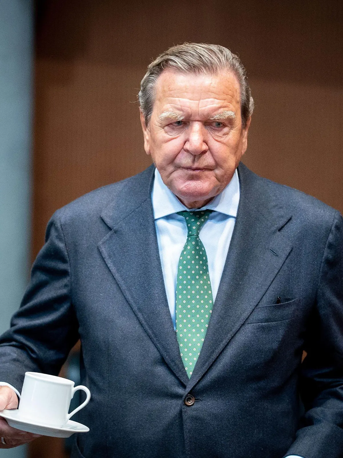 ARCHIV - 01.07.2020, Berlin: Gerhard Schröder (SPD), ehemaliger Bundeskanzler, wartet auf den Beginn der Anhörung im Wirtschaftsausschuss des Bundestags zum Pipeline-Projekt Nord Stream 2 im Sitzungssaal, und hält eine Kaffeetasse in der Hand. (zu dpa «Schröder verklagt Bundestag auf Wiederherstellung von Sonderrechten») Foto: Kay Nietfeld/dpa +++ dpa-Bildfunk +++