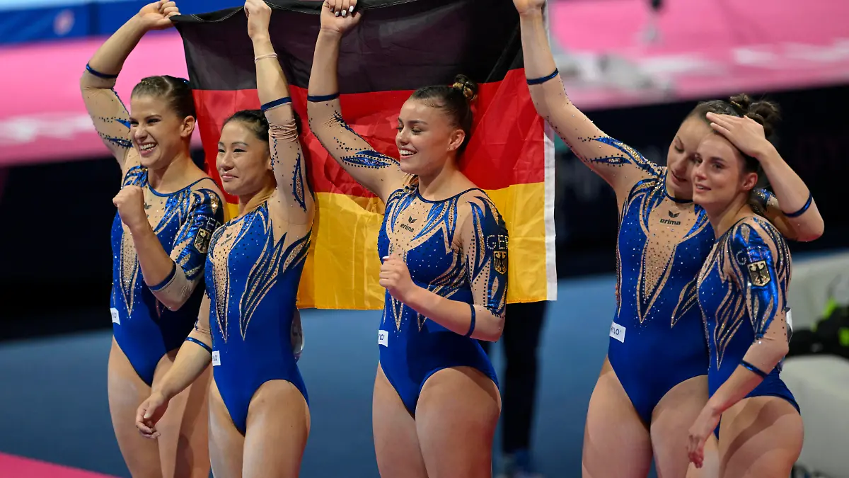  13.08.2022, European Championchips München 2022, Europäische Mehrsportveanstaltung im Olympiapark München, Turnen Frauen Team-Finale, Die deutschen Turner-Damen holen die Bronzemedaille, 3.Platz vor England und Italien. Mit Kim Bui 2.v.li, Elisabeth Seitz, Sarah Voss, Emma Leonie Malewski, Pauline Schäfer-Betz nach dem Wettkampf mit der Deutschen Flagge. *** 13 08 2022, European Championchips Munich 2022, European multi-sport event in the Olympic Park Munich, gymnastics women team final, The German gymnasts women get the bronze medal, 3 place in front of England and Italy With Kim Bui 2 v li , Elisabeth Seitz, Sarah Voss, Emma Leonie Malewski, Pauline Schäfer Betz after the competition with the German flag
