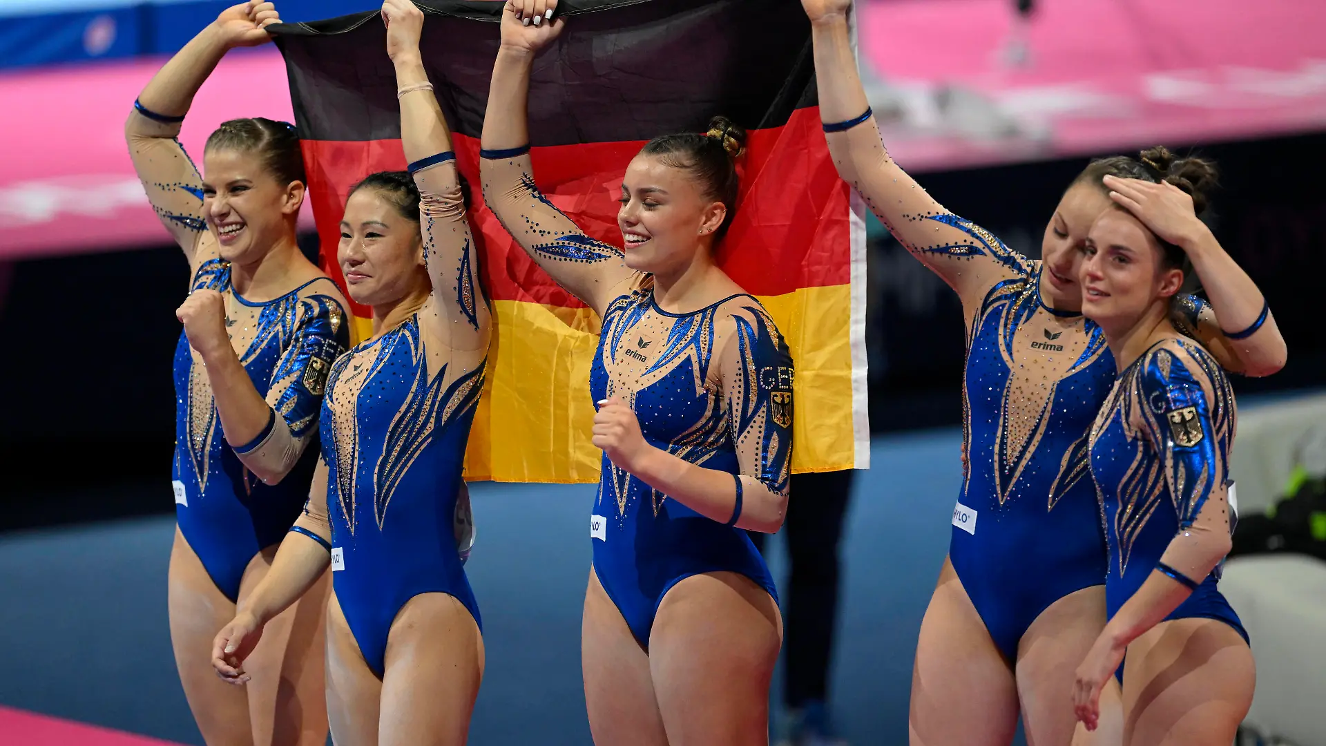 13.08.2022, European Championchips München 2022, Europäische Mehrsportveanstaltung im Olympiapark München, Turnen Frauen Team-Finale, Die deutschen Turner-Damen holen die Bronzemedaille, 3.Platz vor England und Italien. Mit Kim Bui 2.v.li, Elisabeth Seitz, Sarah Voss, Emma Leonie Malewski, Pauline Schäfer-Betz nach dem Wettkampf mit der Deutschen Flagge. *** 13 08 2022, European Championchips Munich 2022, European multi-sport event in the Olympic Park Munich, gymnastics women team final, The German gymnasts women get the bronze medal, 3 place in front of England and Italy With Kim Bui 2 v li , Elisabeth Seitz, Sarah Voss, Emma Leonie Malewski, Pauline Schäfer Betz after the competition with the German flag