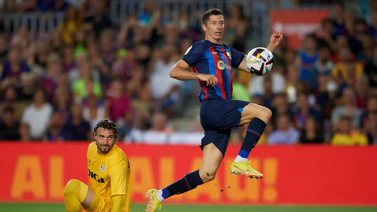  FC Barcelona, Barca v Rayo Vallecano - LaLiga Santander Robert Lewandowski of Barcelona shooting to goal front Stole Dimitrievski Goalkeeper of Rayo Vallecano and North Macedonia during the La Liga Santander match between FC Barcelona and Rayo Vallecano at Spotify Camp Nou on August 13, 2022 in Barcelona, Spain. Barcelona Spain PUBLICATIONxNOTxINxFRA Copyright: xJosexBretonx originalFilename:breton-fcbarcel220813_np6iq.jpg