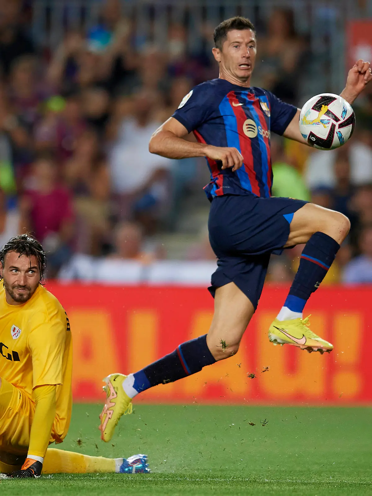 FC Barcelona, Barca v Rayo Vallecano - LaLiga Santander Robert Lewandowski of Barcelona shooting to goal front Stole Dimitrievski Goalkeeper of Rayo Vallecano and North Macedonia during the La Liga Santander match between FC Barcelona and Rayo Vallecano at Spotify Camp Nou on August 13, 2022 in Barcelona, Spain. Barcelona Spain PUBLICATIONxNOTxINxFRA Copyright: xJosexBretonx originalFilename:breton-fcbarcel220813_np6iq.jpg