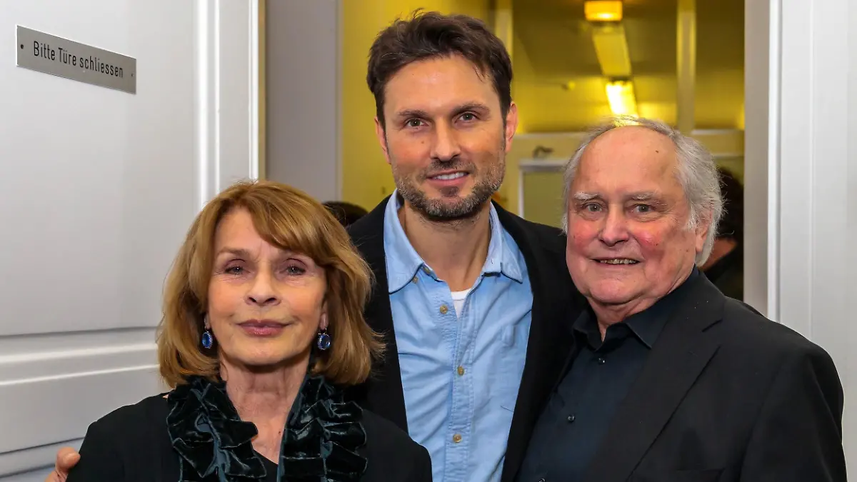 Senta BERGER, Simon VERHOEVEN, Michael VERHOEVEN, Uraufführung von " Willkommen bei den Hartmanns ", Akademietheater , Wien / 221117