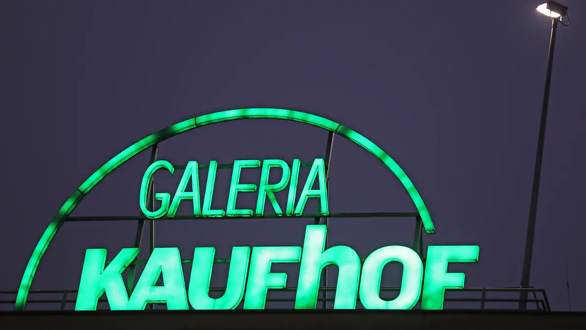 ARCHIV - 08.10.2020, Nordrhein-Westfalen, Köln: Der Schriftzug «Galeria Kaufhof» leuchtet auf einer Filiale des Warenhauskonzerns Galeria Karstadt Kaufhof in Köln. (zu dpa: «Galeria-Häuser in Mannheim und Leonberg schließen») Foto: Oliver Berg/dpa +++ dpa-Bildfunk +++