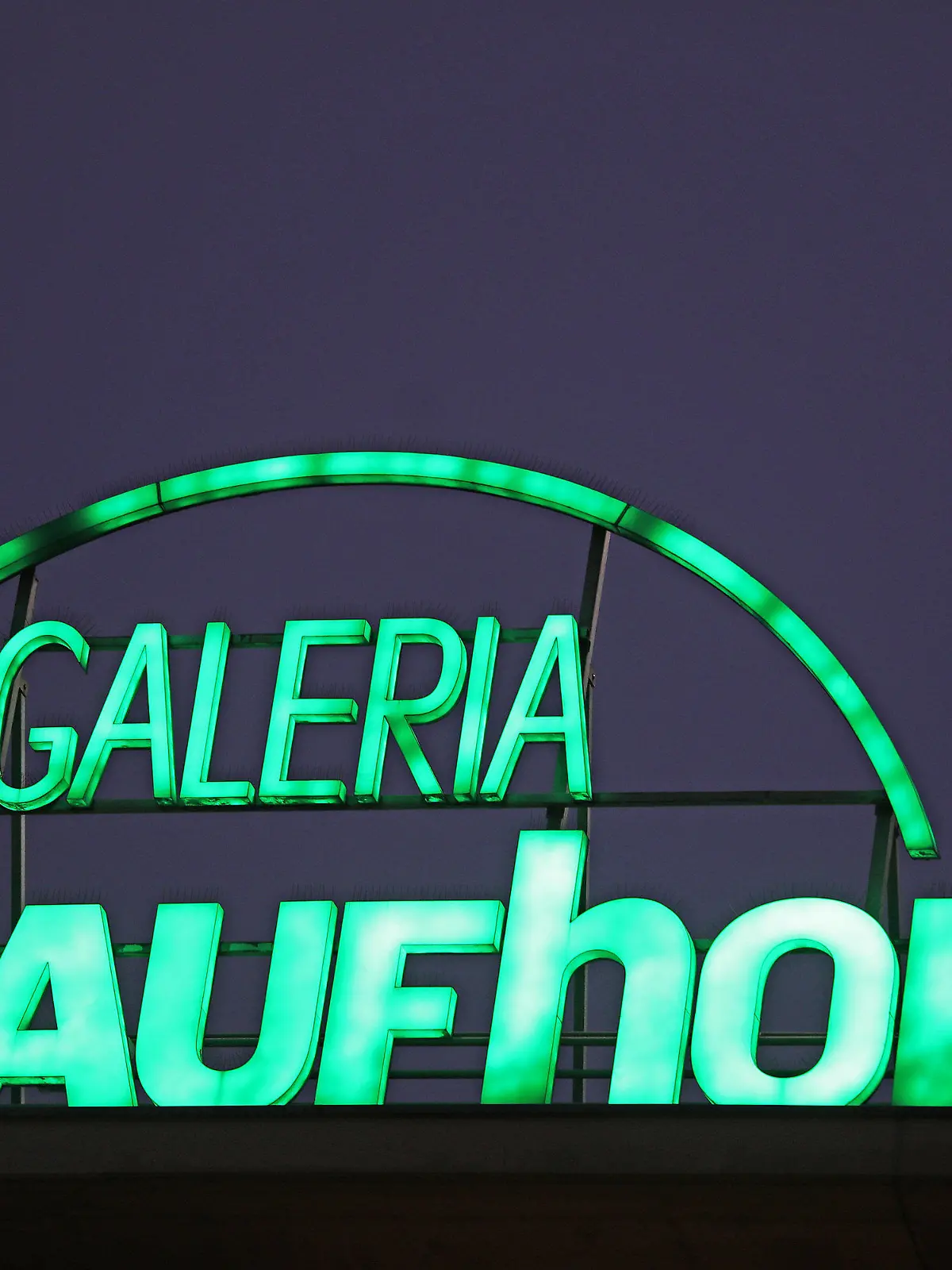 ARCHIV - 08.10.2020, Nordrhein-Westfalen, Köln: Der Schriftzug «Galeria Kaufhof» leuchtet auf einer Filiale des Warenhauskonzerns Galeria Karstadt Kaufhof in Köln. (zu dpa: «Galeria-Häuser in Mannheim und Leonberg schließen») Foto: Oliver Berg/dpa +++ dpa-Bildfunk +++