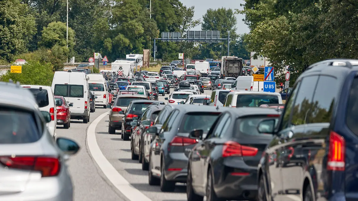 30.07.2022, Hamburg: Wegen einer Sperrung des Elbtunnels auf der Autobahn A7 Richtung Norden kommt es zu großen Verkehrsaufkommen auf der A255 kurz vor den Elbbrücken. Die Autobahn 7 wurde zwischen den Anschlussstellen HH-Volkspark und AS HH-Heimfeld in Richtung Norden das gesamte Wochenende gesperrt. Die Fertigteilträger zur Herstellung der ersten drei neuen Tunnelzellen sollen eingebaut werden. Die Sperrung soll am Montag gegen 05.00 Uhr wieder aufgehoben werden. Foto: Georg Wendt/dpa +++ dpa-Bildfunk +++