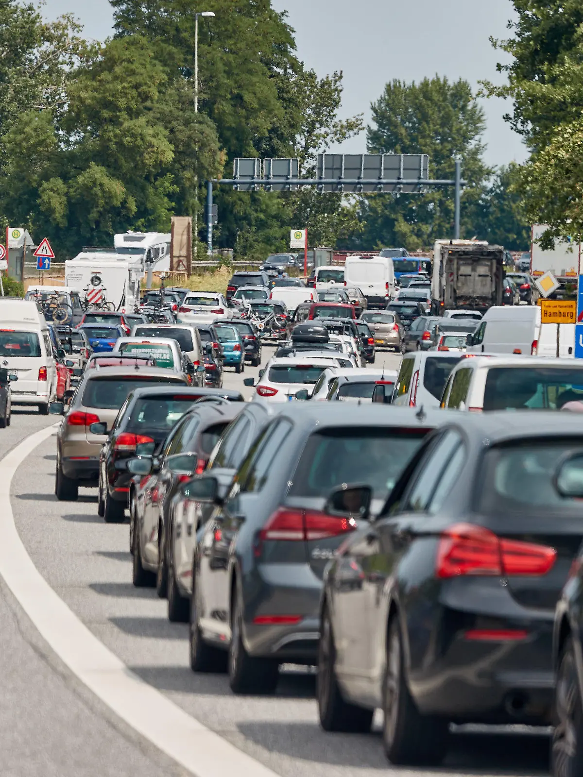 30.07.2022, Hamburg: Wegen einer Sperrung des Elbtunnels auf der Autobahn A7 Richtung Norden kommt es zu großen Verkehrsaufkommen auf der A255 kurz vor den Elbbrücken. Die Autobahn 7 wurde zwischen den Anschlussstellen HH-Volkspark und AS HH-Heimfeld in Richtung Norden das gesamte Wochenende gesperrt. Die Fertigteilträger zur Herstellung der ersten drei neuen Tunnelzellen sollen eingebaut werden. Die Sperrung soll am Montag gegen 05.00 Uhr wieder aufgehoben werden. Foto: Georg Wendt/dpa +++ dpa-Bildfunk +++