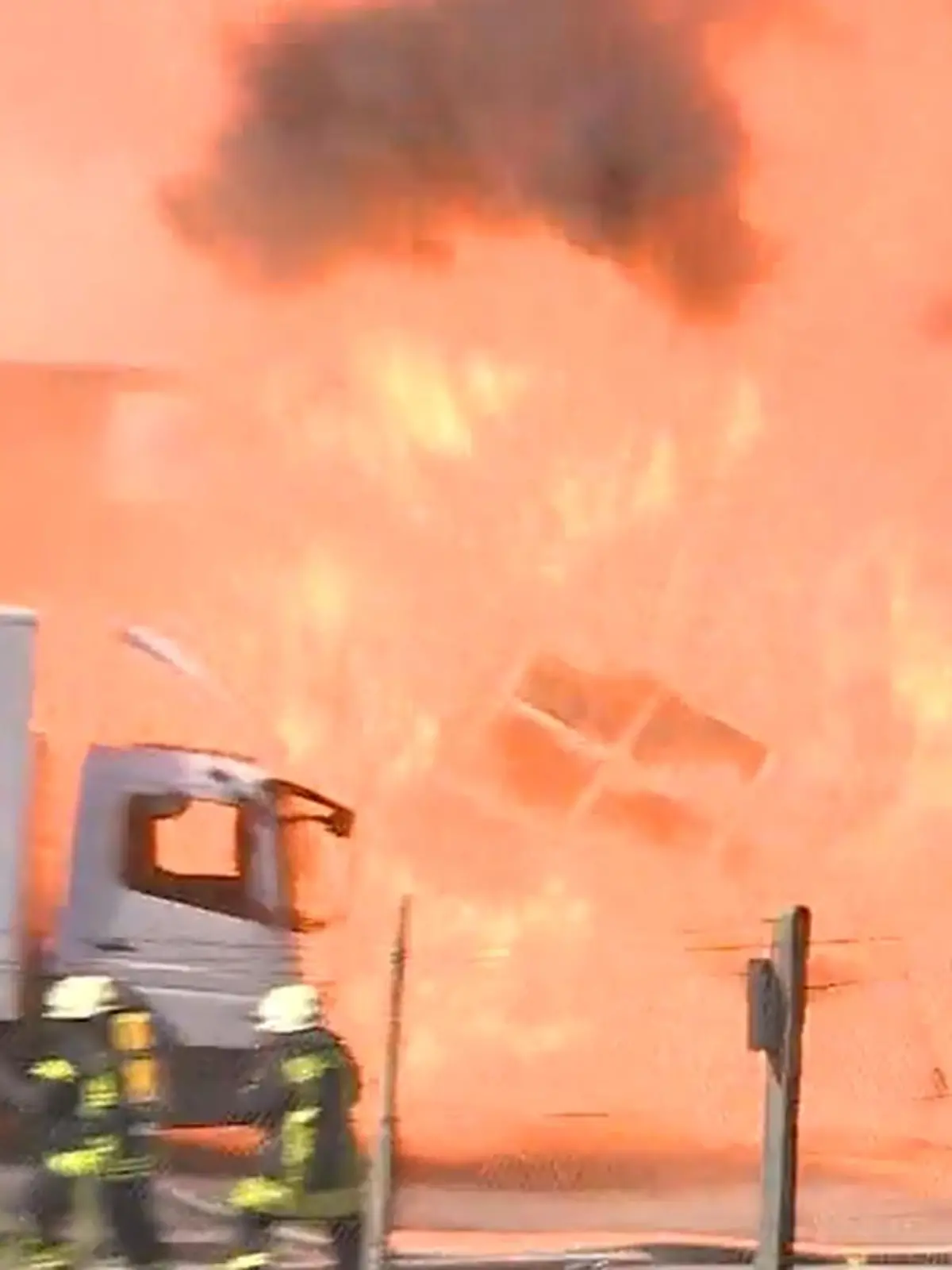 Die Feuerwehrmänner entgingen den Explosionen teilweise nur knapp.