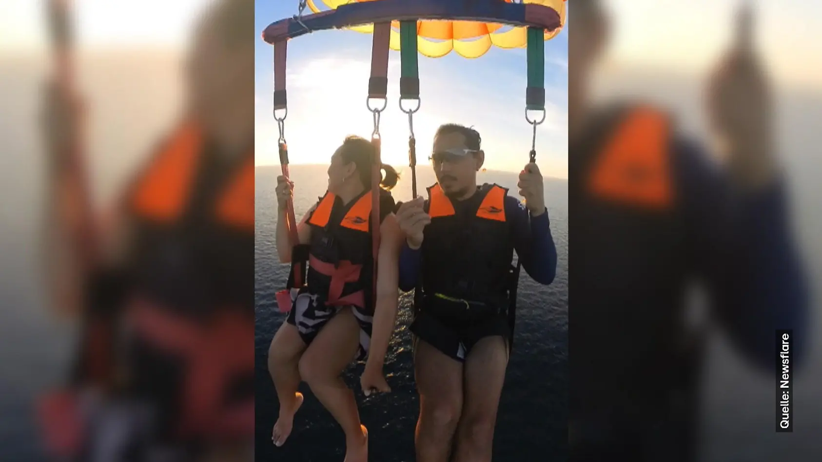 Mann überrascht Frau beim Parasailing