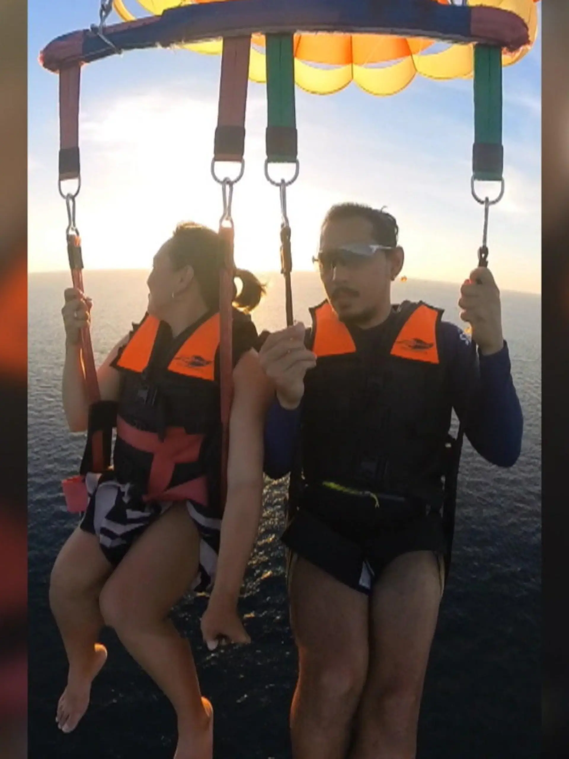 Atemlos in den Sonnenuntergang!
So erging es dieser Frau, als sie plötzlich im Himmel diese eine ganz besondere Frage gestellt bekommt. Wie sie reagiert vor lauter Aufregung, das sehen Sie im Video.