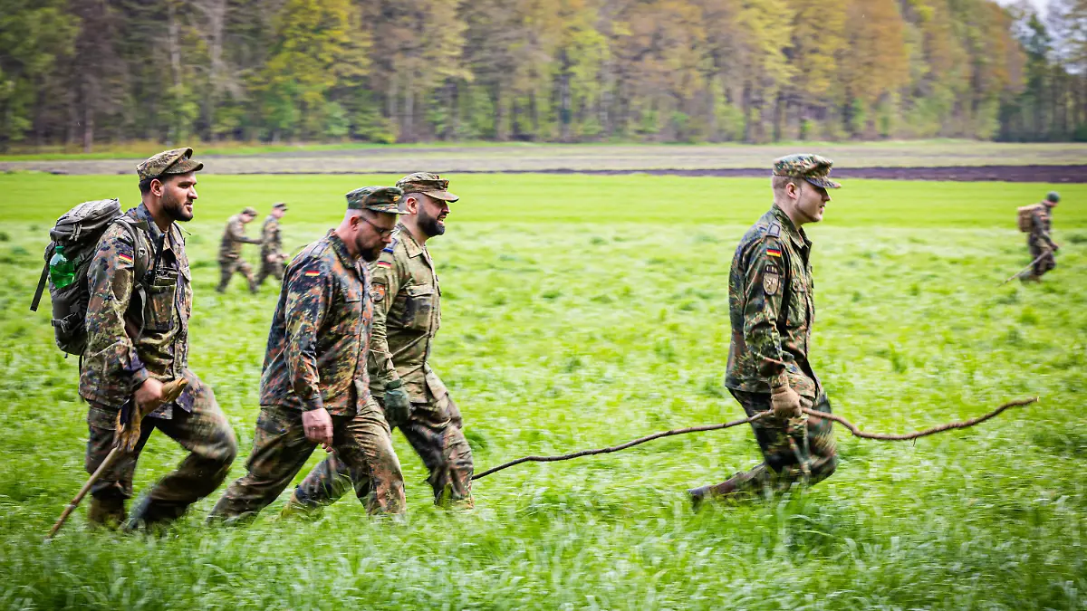 27.04.2024, Niedersachsen, Oldendorf: Soldaten der Bundeswehr suchen ein Feld ab. Trotz einer neuen Suchtaktik wird der sechs Jahre alte Arian aus Elm in Bremervörde weiter vermisst. Die Suche nach ihm geht weiter. Foto: Moritz Frankenberg/dpa +++ dpa-Bildfunk +++