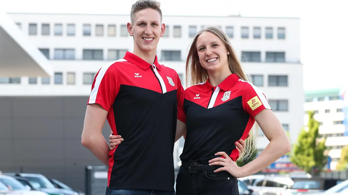 Schwimmer Lukas Märtens mit Freundin Isabell Gose SC Magdeburg - Die Landeshauptstadt und das Präsidium des SC Magdeburg e.V. verabschieden die Magdeburger Schwimmerinnen und Schwimmer, die an den Olympischen Spielen 2021 in Tokio teilnehmen. - Schwimmen,Deutschland,Mann,Frau,07.07.2021 *** Swimmer Lukas Märtens with girlfriend Isabell Gose SC Magdeburg The state capital and the presidium of SC Magdeburg e V bid farewell to the Magdeburg swimmers taking part in the 2021 Olympic Games in Tokyo Swimming,Germany,man,woman,07 07 2021