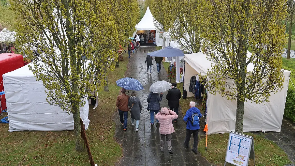 Nach der Eröffnung der Verbrauchermesse "Hanseschau Wismar" sind Besucher unterwegs.