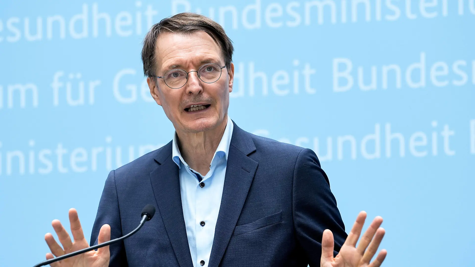 Uebergabe des 1. Stellungnahme der Krankenhauskommission Aktuell,18.02.2022,Berlin,Bundesminister für Gesundheit Prof. Dr. Karl Lauterbach im Portrait bei der Pressekonferenz zur Uebergabe des 1. Stellungnahme der Krankenhauskommission fuer die Empfehlungen der Reform der stationaeren Verguetung fuer Paediatrie, Kinderchirurgie und Geburtshilfe im Bundesgesundheitsministerium in Berlin Berlin Berlin Deutschland *** Uebergabe des 1 Stellungnahme der Krankenhauskommission Aktuell,18 02 2022,Berlin,Federal Minister of Health Prof Dr Karl Lauterbach in portrait at the press conference for the Uebergabe des 1 Stellungnahme der Krankenhauskommission fuer die Empfehlungen der Reform der stationaeren Verguetung für Paediatrie, Kinderchirurgie und