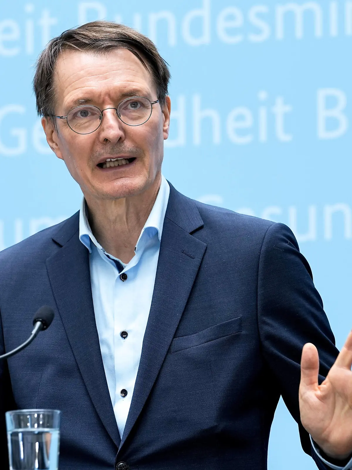  Uebergabe des 1. Stellungnahme der Krankenhauskommission Aktuell,18.02.2022,Berlin,Bundesminister für Gesundheit Prof. Dr. Karl Lauterbach im Portrait bei der Pressekonferenz zur Uebergabe des 1. Stellungnahme der Krankenhauskommission fuer die Empfehlungen der Reform der stationaeren Verguetung fuer Paediatrie, Kinderchirurgie und Geburtshilfe im Bundesgesundheitsministerium in Berlin Berlin Berlin Deutschland *** Uebergabe des 1 Stellungnahme der Krankenhauskommission Aktuell,18 02 2022,Berlin,Federal Minister of Health Prof Dr Karl Lauterbach in portrait at the press conference for the Uebergabe des 1 Stellungnahme der Krankenhauskommission fuer die Empfehlungen der Reform der stationaeren Verguetung für Paediatrie, Kinderchirurgie und