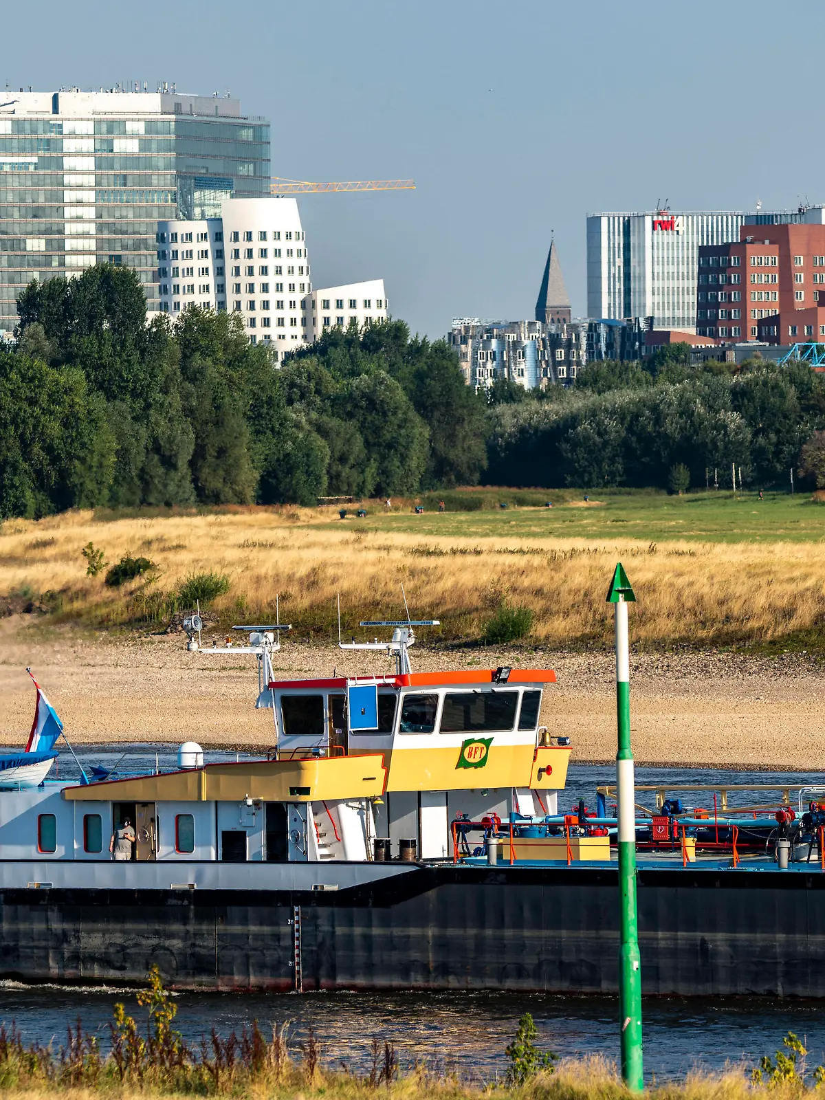  Rhein bei Düsseldorf, extremes Niedrigwasser, Rheinpegel bei 47 cm, Tendenz fallend, Binnenschiff vor der Skyline mit den Gehryhäusern, Sandbänke, Frachter dürfen nur mit sehr reduzierter Ladung und sehr langsam fahren, NRW, Deutschland Rhein Niedrigwasser *** Rhine near Düsseldorf, extremely low water, Rhine level at 47 cm, tendency falling, barge in front of the skyline with the Gehry houses, sandbanks, freighters are only allowed to sail with very reduced cargo and very slowly, NRW, Germany Rhine Low Water