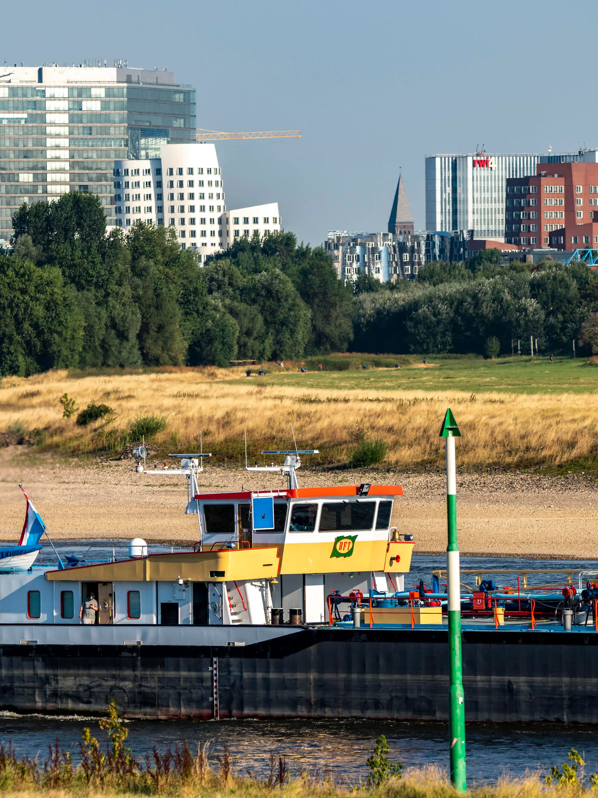  Rhein bei Düsseldorf, extremes Niedrigwasser, Rheinpegel bei 47 cm, Tendenz fallend, Binnenschiff vor der Skyline mit den Gehryhäusern, Sandbänke, Frachter dürfen nur mit sehr reduzierter Ladung und sehr langsam fahren, NRW, Deutschland Rhein Niedrigwasser *** Rhine near Düsseldorf, extremely low water, Rhine level at 47 cm, tendency falling, barge in front of the skyline with the Gehry houses, sandbanks, freighters are only allowed to sail with very reduced cargo and very slowly, NRW, Germany Rhine Low Water