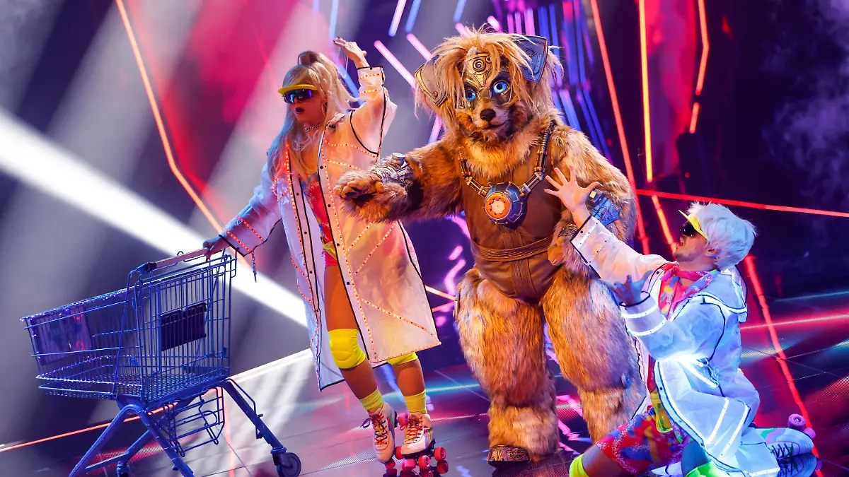 ARCHIV - 06.04.2024, Nordrhein-Westfalen, Köln: Die Figur «Robodog» steht in der ProSieben-Show «The Masked Singer» auf der Bühne. Nun wurde enthüllt, dass Moderatorin Nazan Eckes unter dem Kostüm steckte. (zu dpa: «Nazan Eckes als Superhelden-Hund bei «Masked Singer» enttarnt») Foto: Thomas Banneyer/dpa +++ dpa-Bildfunk +++