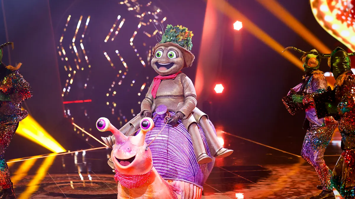 06.04.2024, Nordrhein-Westfalen, Köln: Die Figur ·Der Floh· steht in der Prosieben-Show "The Masked Singer" auf der Bühne. Foto: Thomas Banneyer/dpa +++ dpa-Bildfunk +++