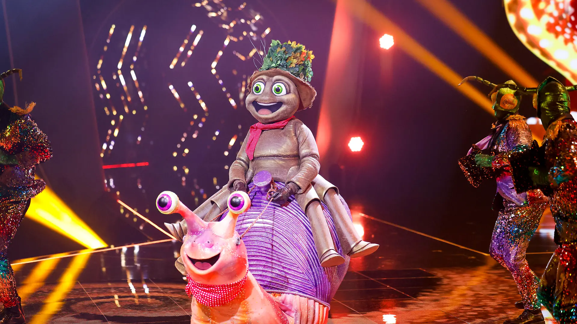 06.04.2024, Nordrhein-Westfalen, Köln: Die Figur ·Der Floh· steht in der Prosieben-Show "The Masked Singer" auf der Bühne. Foto: Thomas Banneyer/dpa +++ dpa-Bildfunk +++