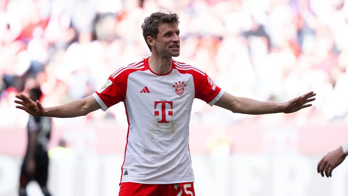 Thomas Müller von München gestikuliert auf dem Platz.