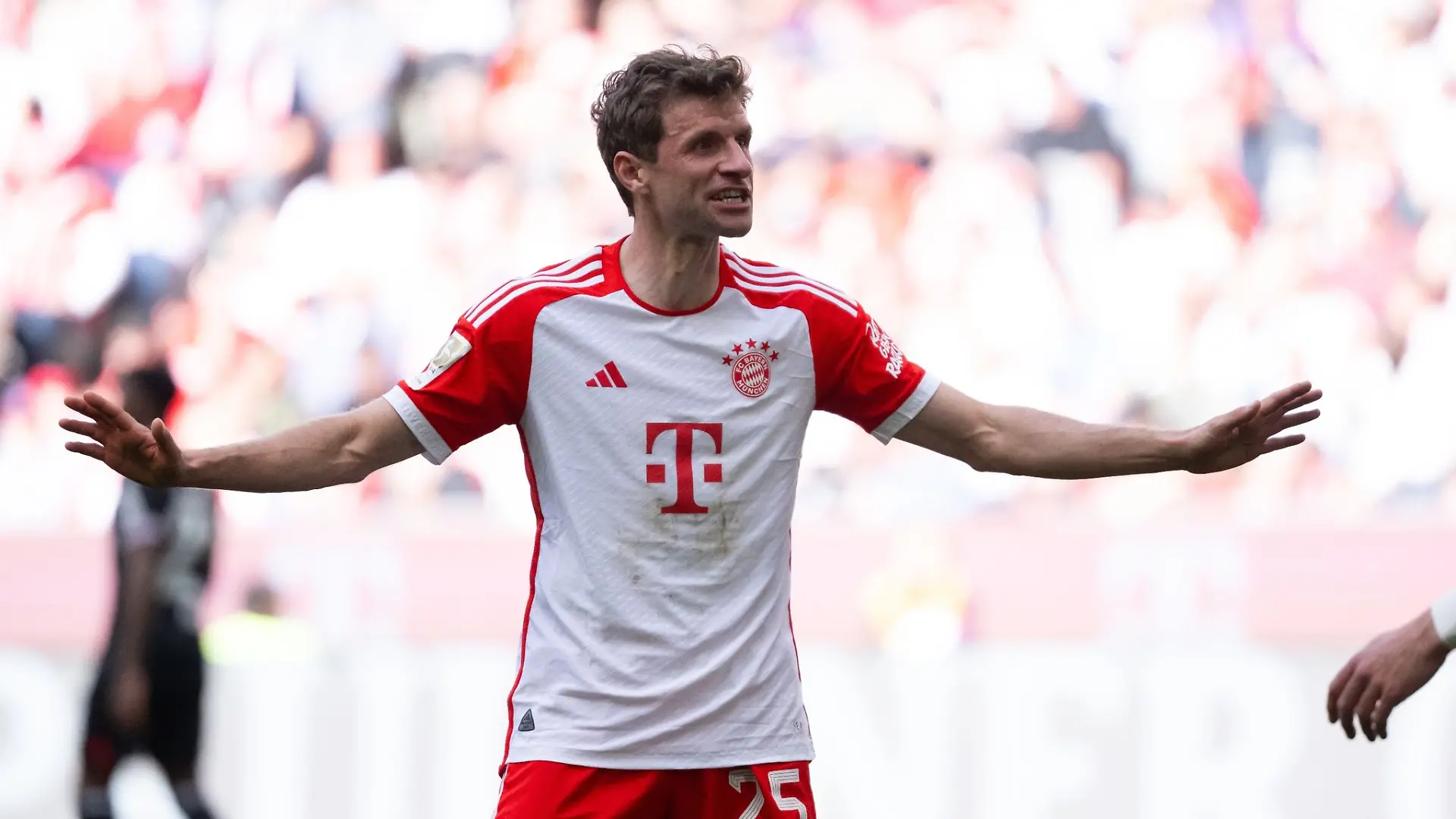 Thomas Müller von München gestikuliert auf dem Platz.