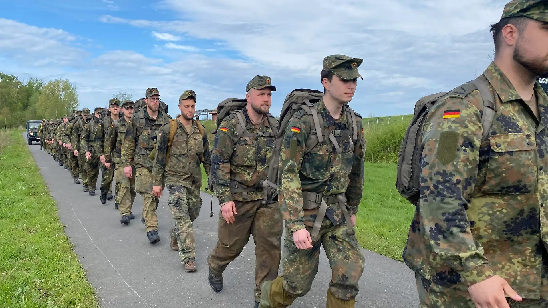 Auch Bundeswehrsoldaten unterstützen die Menschenkette bei der Suche nach dem kleinen Arian.