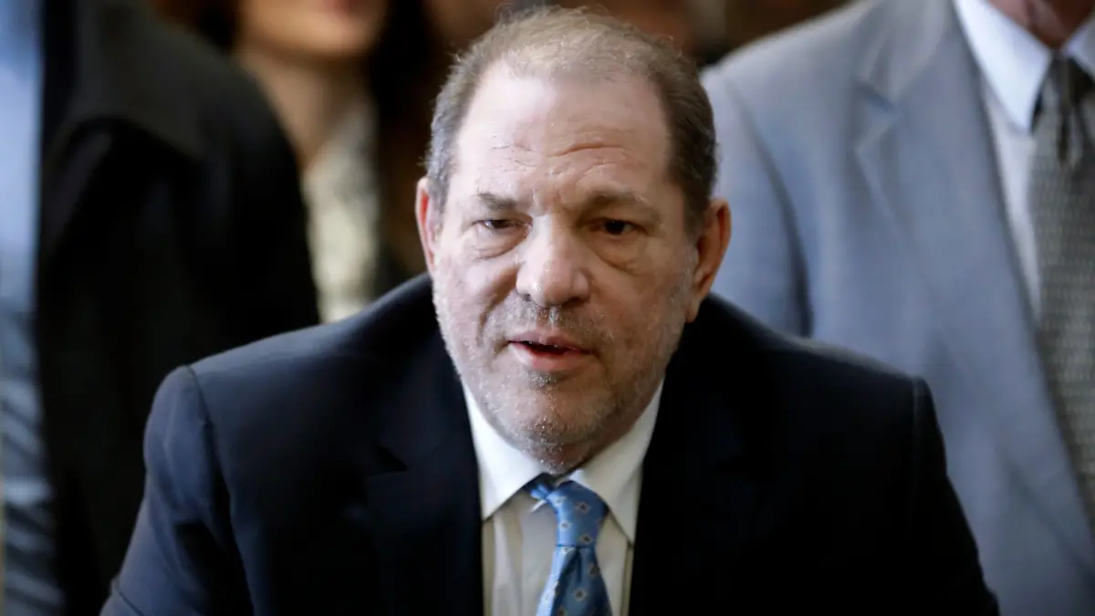 ARCHIV - 21.02.2020, USA, New York: Harvey Weinstein, Filmproduzent aus den USA, trifft im Gericht in Manhattan ein. Ein Gericht in New York hat die historische Verurteilung des ehemaligen Filmmoguls Harvey Weinstein wegen Sexualverbrechen aufgehoben. Foto: Mark Lennihan/AP/dpa +++ dpa-Bildfunk +++
