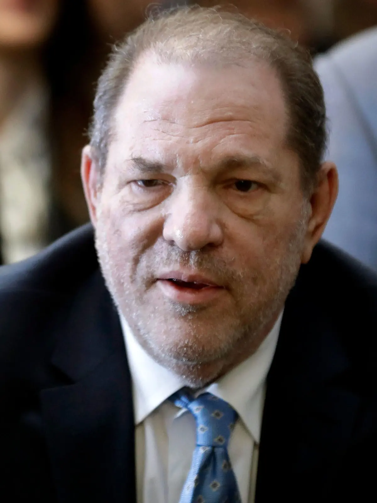 ARCHIV - 21.02.2020, USA, New York: Harvey Weinstein, Filmproduzent aus den USA, trifft im Gericht in Manhattan ein. Ein Gericht in New York hat die historische Verurteilung des ehemaligen Filmmoguls Harvey Weinstein wegen Sexualverbrechen aufgehoben. Foto: Mark Lennihan/AP/dpa +++ dpa-Bildfunk +++