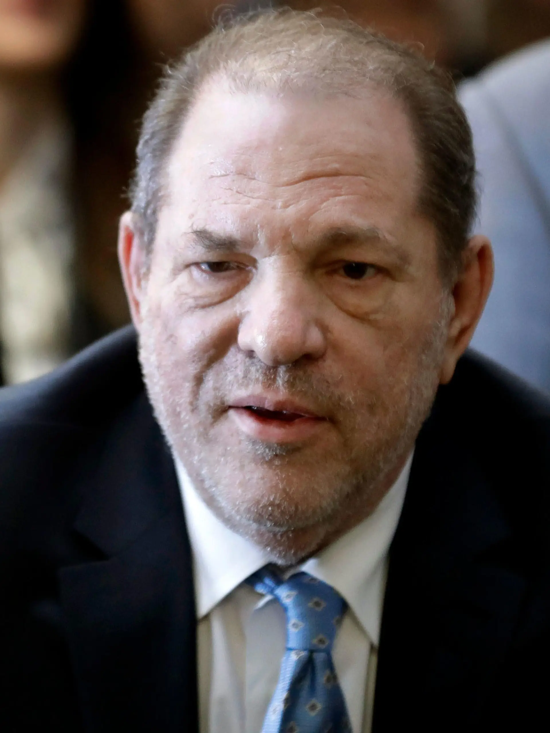 ARCHIV - 21.02.2020, USA, New York: Harvey Weinstein, Filmproduzent aus den USA, trifft im Gericht in Manhattan ein. Ein Gericht in New York hat die historische Verurteilung des ehemaligen Filmmoguls Harvey Weinstein wegen Sexualverbrechen aufgehoben. Foto: Mark Lennihan/AP/dpa +++ dpa-Bildfunk +++