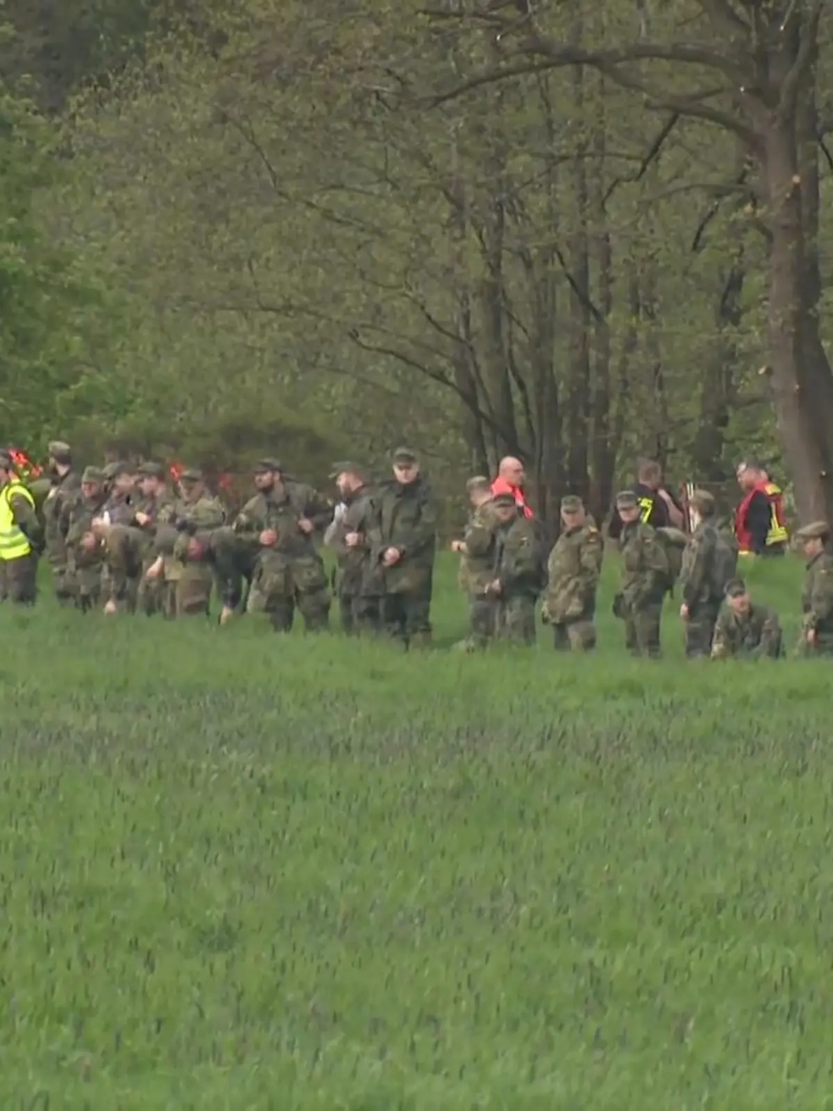 Es ist eine Suche der Superlative!

Der kleine Arian (6) aus Bremervörde in Niedersachsen bleibt auch in der Nacht auf Sonntag verschwunden. Nun sollen so viele Helfer nach ihm suchen wie noch nie zuvor – in einer 1.500 Meter langen Menschenkette, im Video.