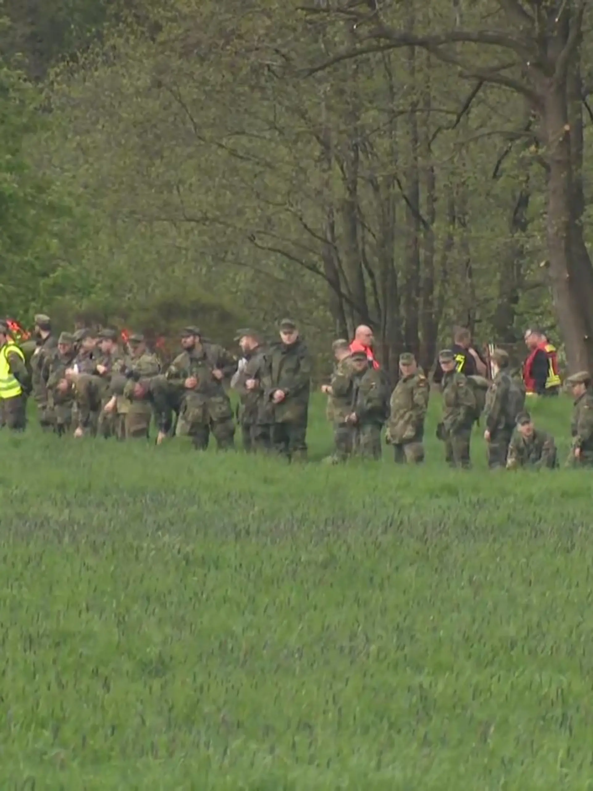 Es ist eine Suche der Superlative!

Der kleine Arian (6) aus Bremervörde in Niedersachsen bleibt auch in der Nacht auf Sonntag verschwunden. Nun sollen so viele Helfer nach ihm suchen wie noch nie zuvor – in einer 1.500 Meter langen Menschenkette, im Video.