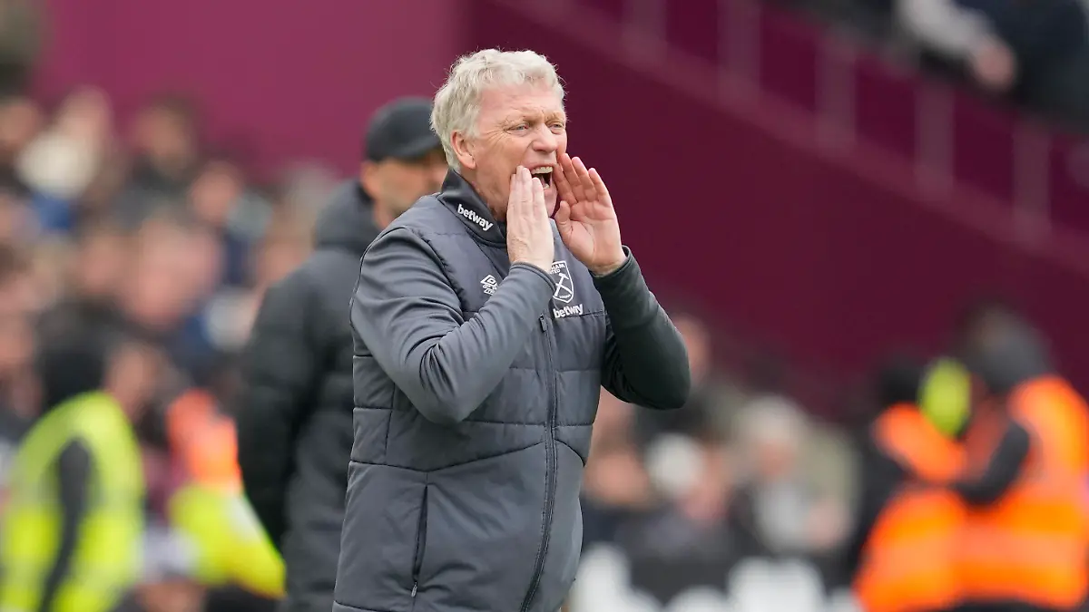 West Ham's manager David Moyes gives instructions to his players during the English Premier League soccer match between West Ham United and Liverpool at London stadium in London, Saturday, April 27, 2024. (AP Photo/Kin Cheung)