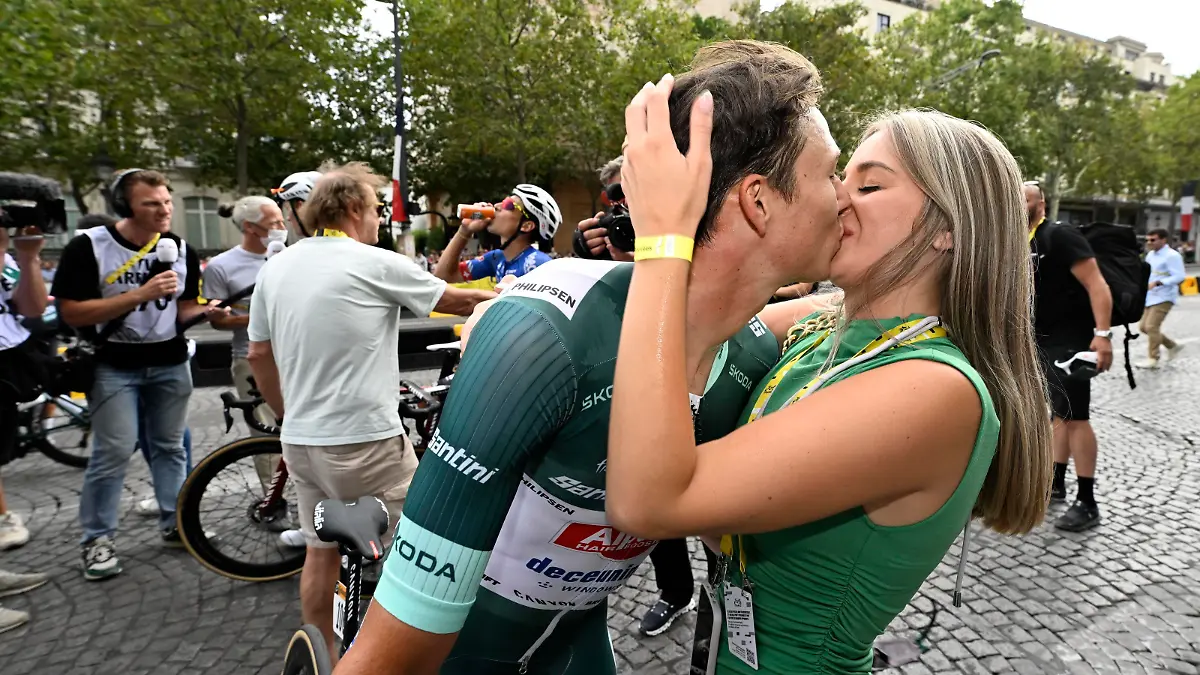 ROT // Im Gruenen Trikot Jasper Philipsen (Belgien / Team Alpecin Deceuninck) mit Freundin im Gruenen Kleid - Tour de France 2023 - 21. Etappe Saint-Quentin-en-Yvelines - Paris / Champs-Elysees - TourDeFrance - TdF -