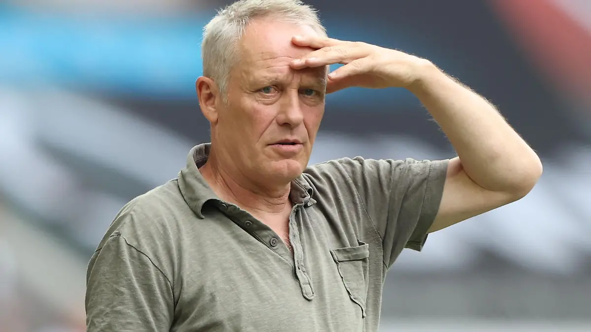 AUGSBURG, GERMANY - AUGUST 06: Christian Streich, head coach of Freiburg looks on during the Bundesliga match between FC Augsburg and Sport-Club Freiburg at WWK-Arena on August 06, 2022 in Augsburg, Germany. (Photo by Alexander Hassenstein/Getty Images)