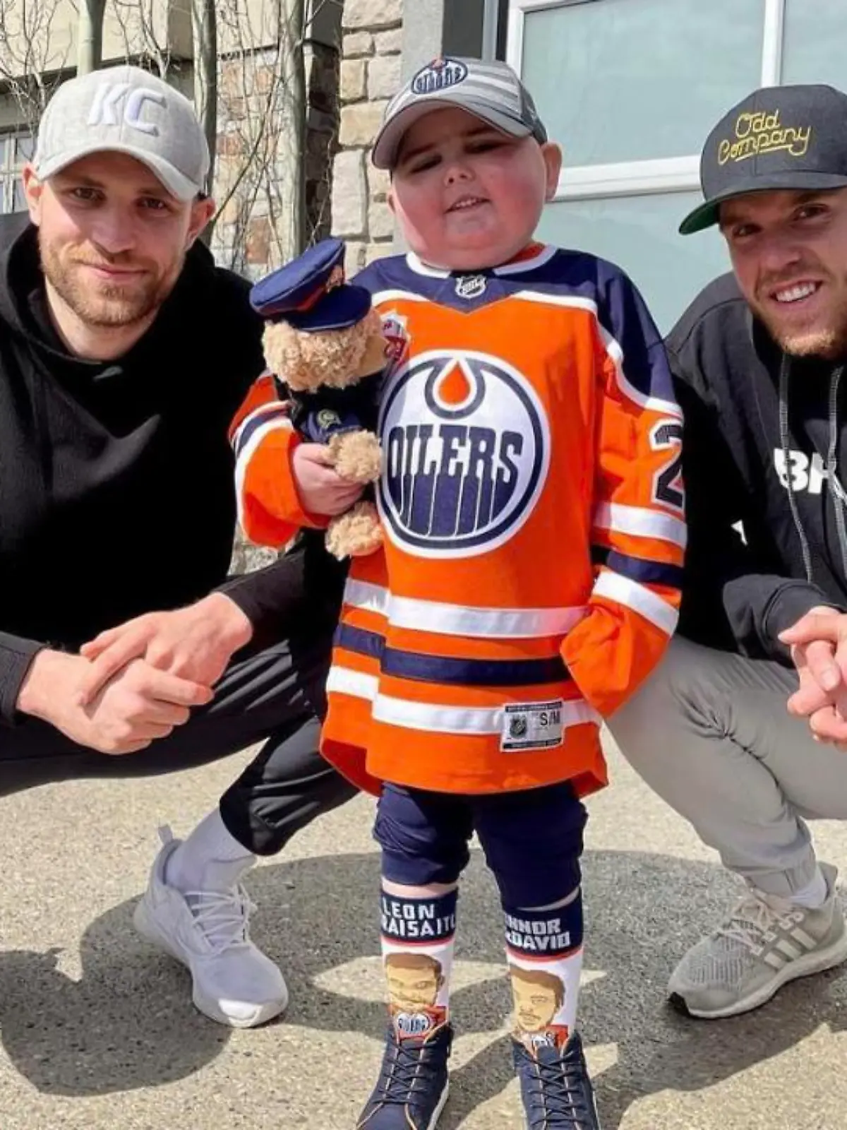 Leon Draisaitl (li.) und Connor McDavid mit Ben.