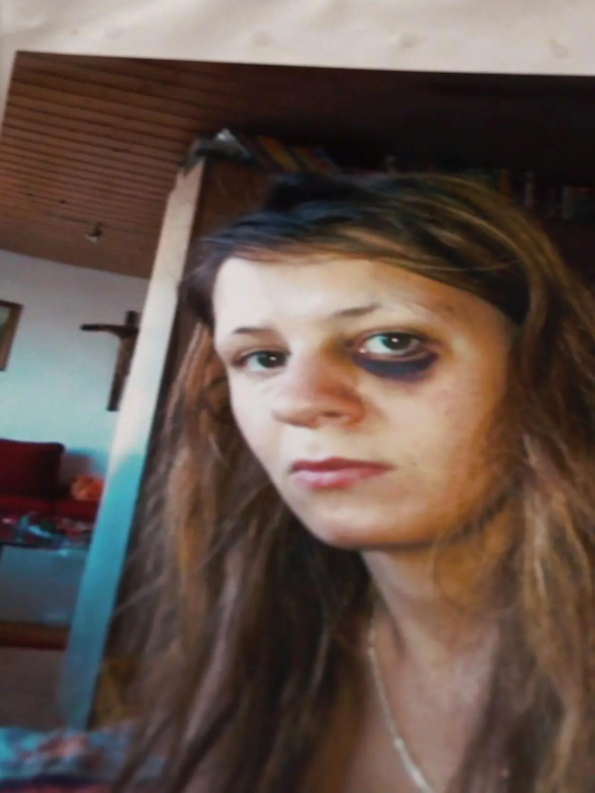 Christine und Svenja sind Freundinnen, erzählen sich eigentlich alles. Doch hinter der vertrauten Fassade verbirgt sich ein düsteres Geheimnis: Svenjas neuer Partner übt Gewalt gegen sie aus. Wie sie es zusammen schafften, Svenja aus der Situation herauszubekommen, seht ihr im Video.
