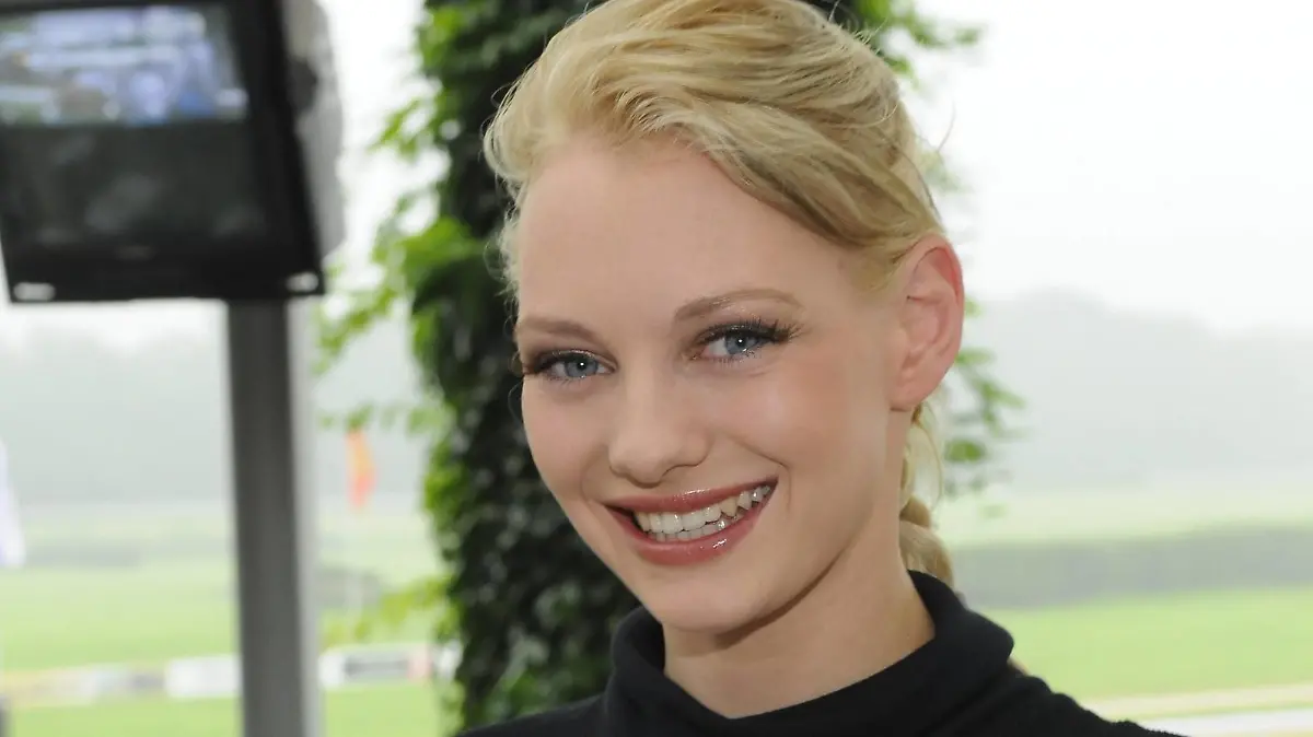 Die GNTM Finalistin Laura Weyel beim 7. Benefizrenntag zugunsten des Kölner Kinderschutzbund reiten Prominente für einen guten Zweck und geben Autogramme. Nach einer einjährigen Pause lud der Kölner Renn Verein am 15.08.2010 zu einem Familienrenntag auf die Galopprennbahn nach Köln Weidenpesch ein. Trotz starkem Regen kamen viele Besucher