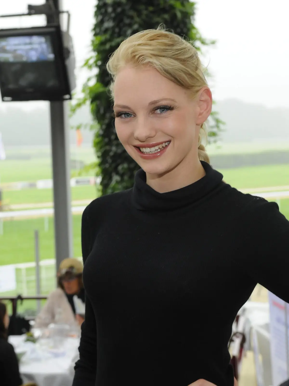 Die GNTM Finalistin Laura Weyel beim 7. Benefizrenntag zugunsten des Kölner Kinderschutzbund reiten Prominente für einen guten Zweck und geben Autogramme. Nach einer einjährigen Pause lud der Kölner Renn Verein am 15.08.2010 zu einem Familienrenntag auf die Galopprennbahn nach Köln Weidenpesch ein. Trotz starkem Regen kamen viele Besucher