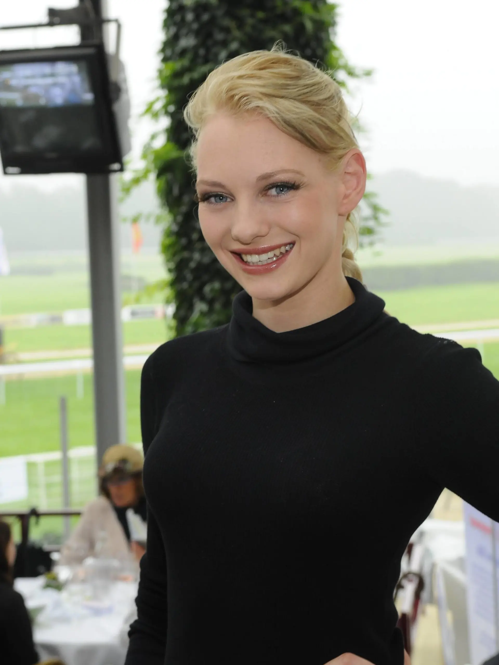 Die GNTM Finalistin Laura Weyel beim 7. Benefizrenntag zugunsten des Kölner Kinderschutzbund reiten Prominente für einen guten Zweck und geben Autogramme. Nach einer einjährigen Pause lud der Kölner Renn Verein am 15.08.2010 zu einem Familienrenntag auf die Galopprennbahn nach Köln Weidenpesch ein. Trotz starkem Regen kamen viele Besucher