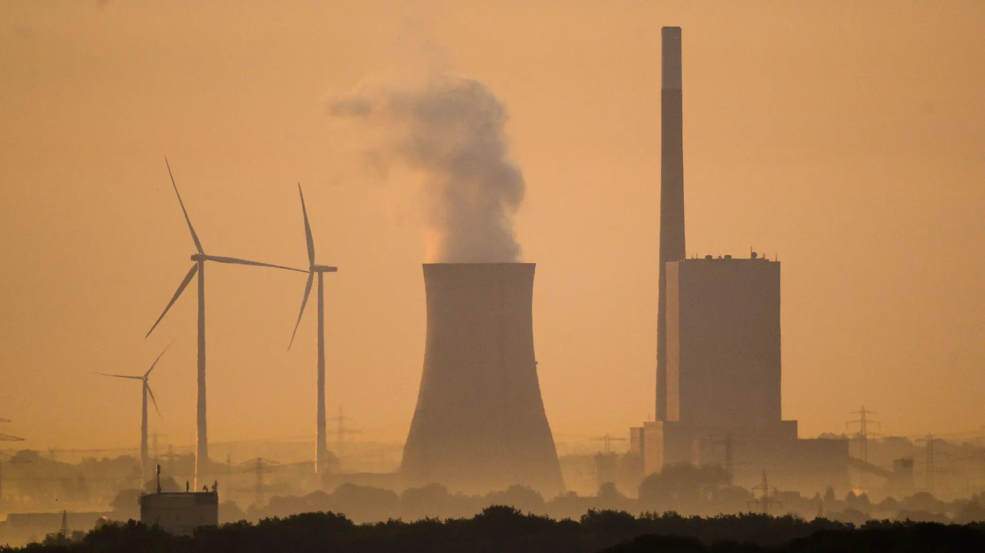 02.08.2022, Niedersachsen, Hannover: Wasserdampf steigt am frühen Morgen bei Sonnenaufgang aus dem Kühlturm vom Kraftwerk Mehrum im Landkreis Peine - fotografiert vom Kronsberg in Hannover. Das Kohlekraftwerk ist seit dem 1. August als erster ·Marktrückkehrer· wieder am Netz. Eine Verordnung erlaubt, dass Steinkohlekraftwerke aus der sogenannten Netzreserve wieder in Betrieb gehen können, um Erdgas einzusparen. (zu dpa "Notfallplan für Gas: So will Europa sparen") Foto: Julian Stratenschulte/dpa +++ dpa-Bildfunk +++