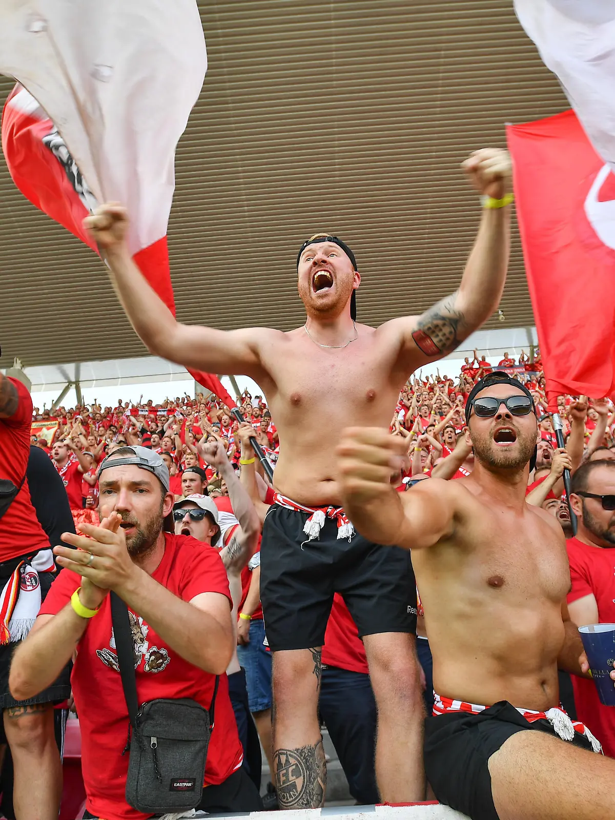Fußball: UEFA Europa Conference League-Qualifikation, Mol Fehérvár - 1. FC Köln, 4. Runde, Rückspiele, Sóstói-Stadion Szekesfehervar. Fans von Köln vor Beginn der Partie im Stadion.