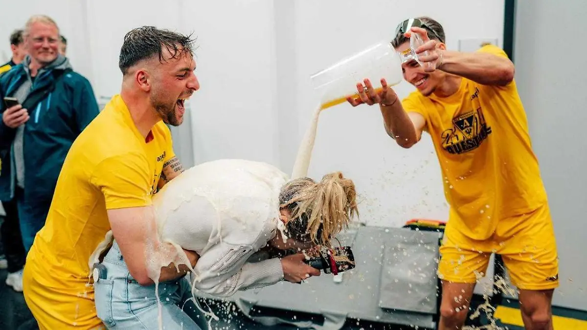 Lisa Tellers wird mit Bier übergossen.