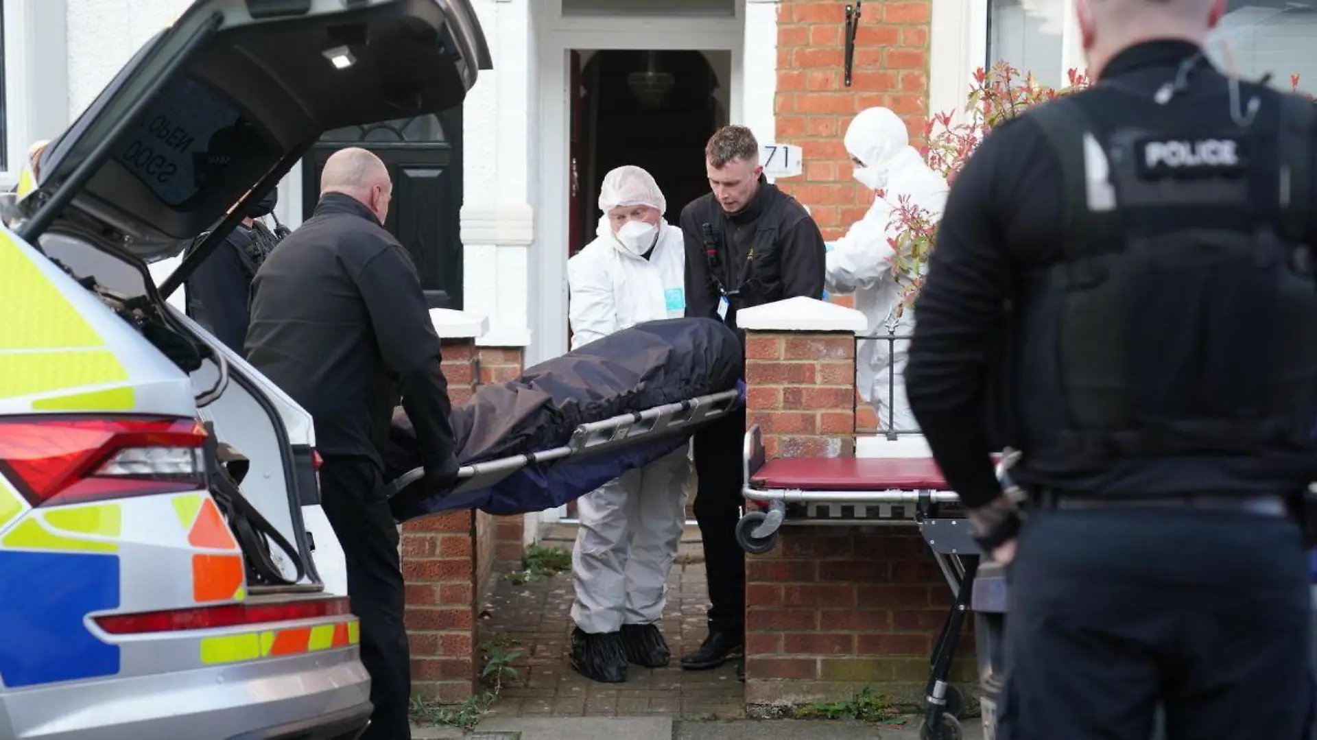 Im Garten verbuddelt fanden die britischen Polizisten die Leiche des 42-Jährigen.