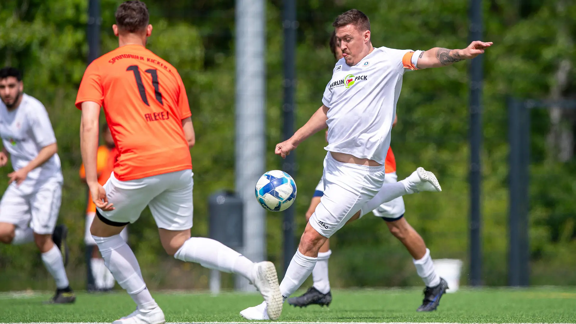 Fussball, Herren, Saison 2023/2024, Kreisliga A St. 3 25. Spieltag, FSV Spandauer Kickers III - BSV Al-Dersimspor II, v.l. Justin-Alexej Skroblin Spandauer Kickers III, Max Kruse BSV Al-Dersimspor II, 28.04. 2024, *** Soccer, Men, Season 2023 2024, Kreisliga A St 3 25 Matchday , FSV Spandauer Kickers III BSV Al Dersimspor II, f l Justin Alexej Skroblin Spandauer Kickers III , Max Kruse BSV Al Dersimspor II , 28 04 2024, Copyright: xSebastianxRäppold/MatthiasxKochx