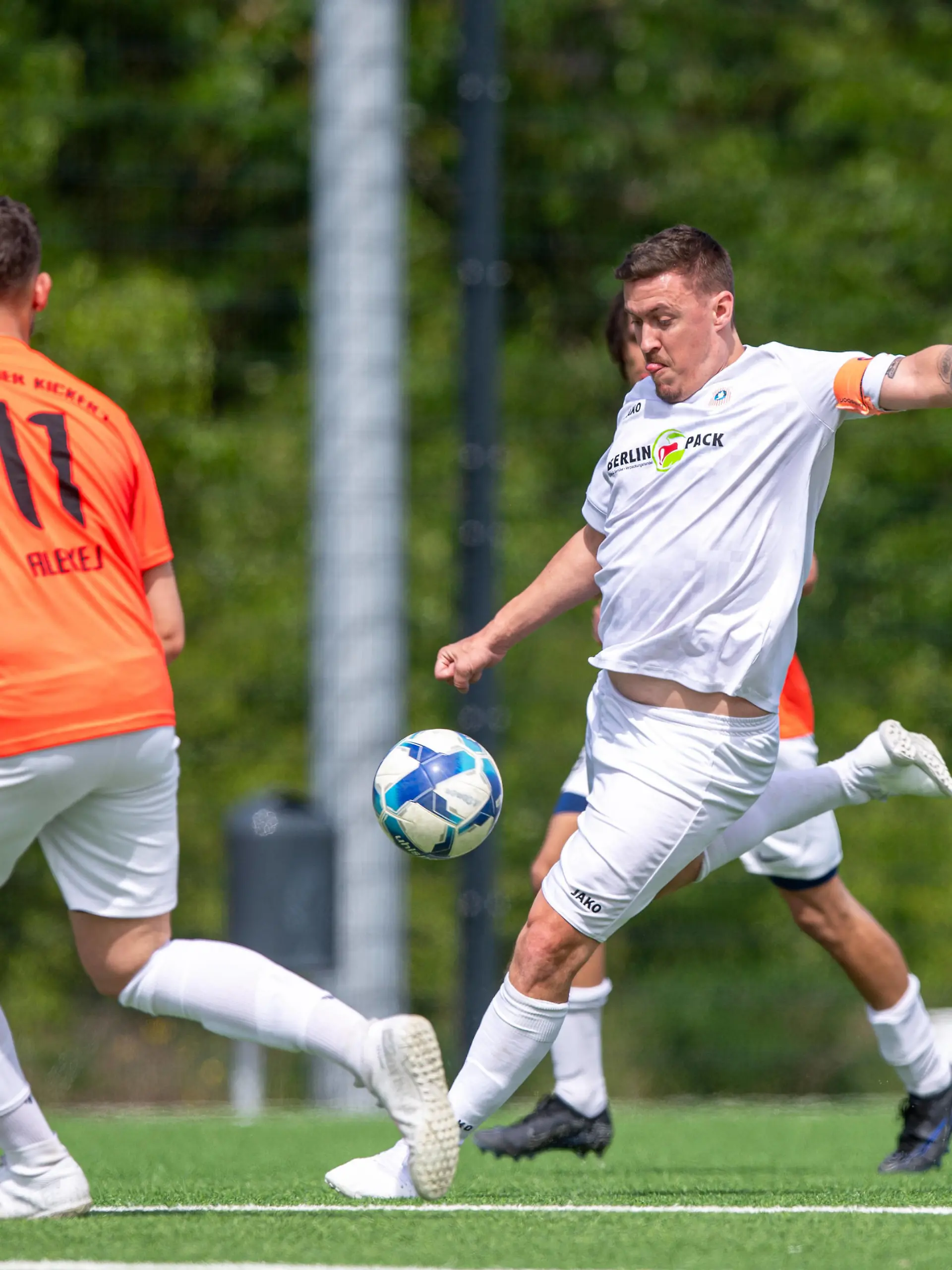 Fussball, Herren, Saison 2023/2024, Kreisliga A St. 3 25. Spieltag, FSV Spandauer Kickers III - BSV Al-Dersimspor II, v.l. Justin-Alexej Skroblin Spandauer Kickers III, Max Kruse BSV Al-Dersimspor II, 28.04. 2024, *** Soccer, Men, Season 2023 2024, Kreisliga A St 3 25 Matchday , FSV Spandauer Kickers III BSV Al Dersimspor II, f l Justin Alexej Skroblin Spandauer Kickers III , Max Kruse BSV Al Dersimspor II , 28 04 2024, Copyright: xSebastianxRäppold/MatthiasxKochx