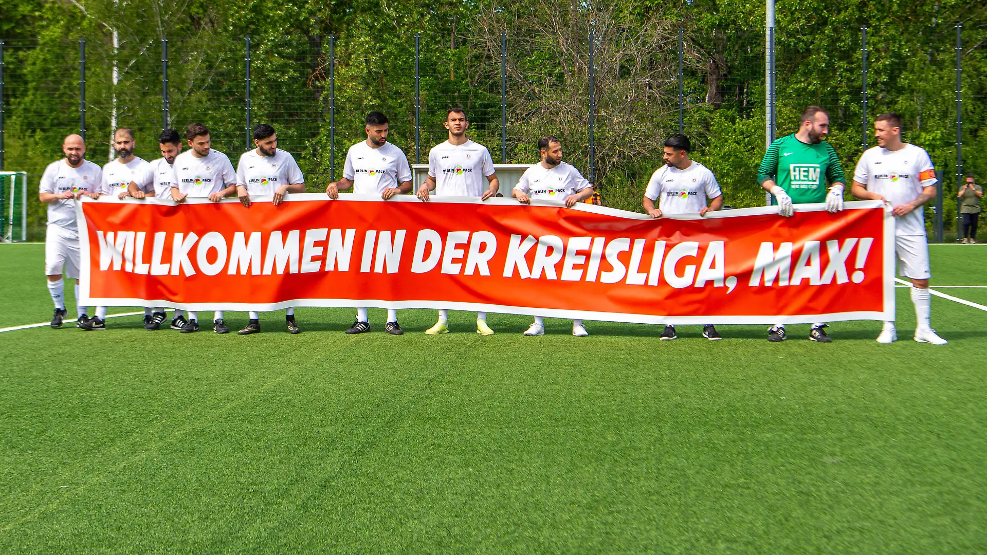 Fussball, Herren, Saison 2023/2024, Kreisliga A St. 3 25. Spieltag, FSV Spandauer Kickers III - BSV Al-Dersimspor II, Max Kruse BSV Al-Dersimspor II und seine Mitspieler mit einem Transparent: Willkommen in der Kreisliga, Max, 28.04. 2024, *** Soccer, Men, Season 2023 2024, Kreisliga A St 3 25 Matchday , FSV Spandauer Kickers III BSV Al Dersimspor II, Max Kruse BSV Al Dersimspor II and his teammates with a banner Welcome to the Kreisliga, Max , 28 04 2024, Copyright: xSebastianxRäppold/MatthiasxKochx