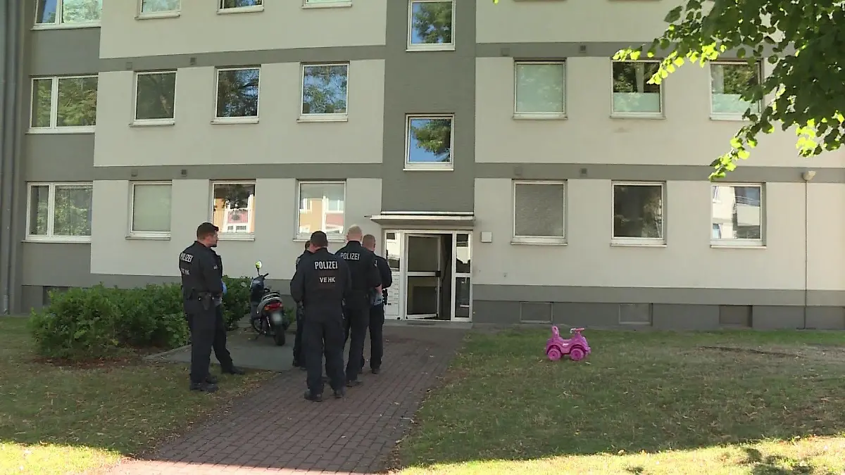 Vor diesem Mehrfamilienhaus brach die 24-Jährige zusammen und starb wenig später.