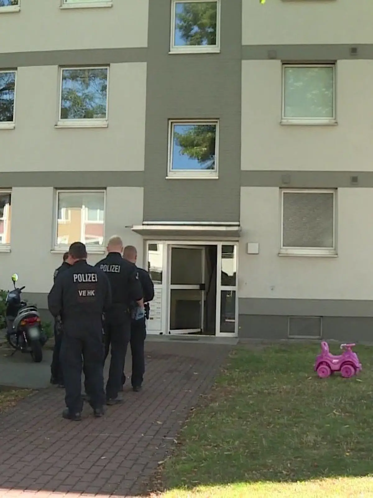 Vor diesem Mehrfamilienhaus brach die 24-Jährige zusammen und starb wenig später.