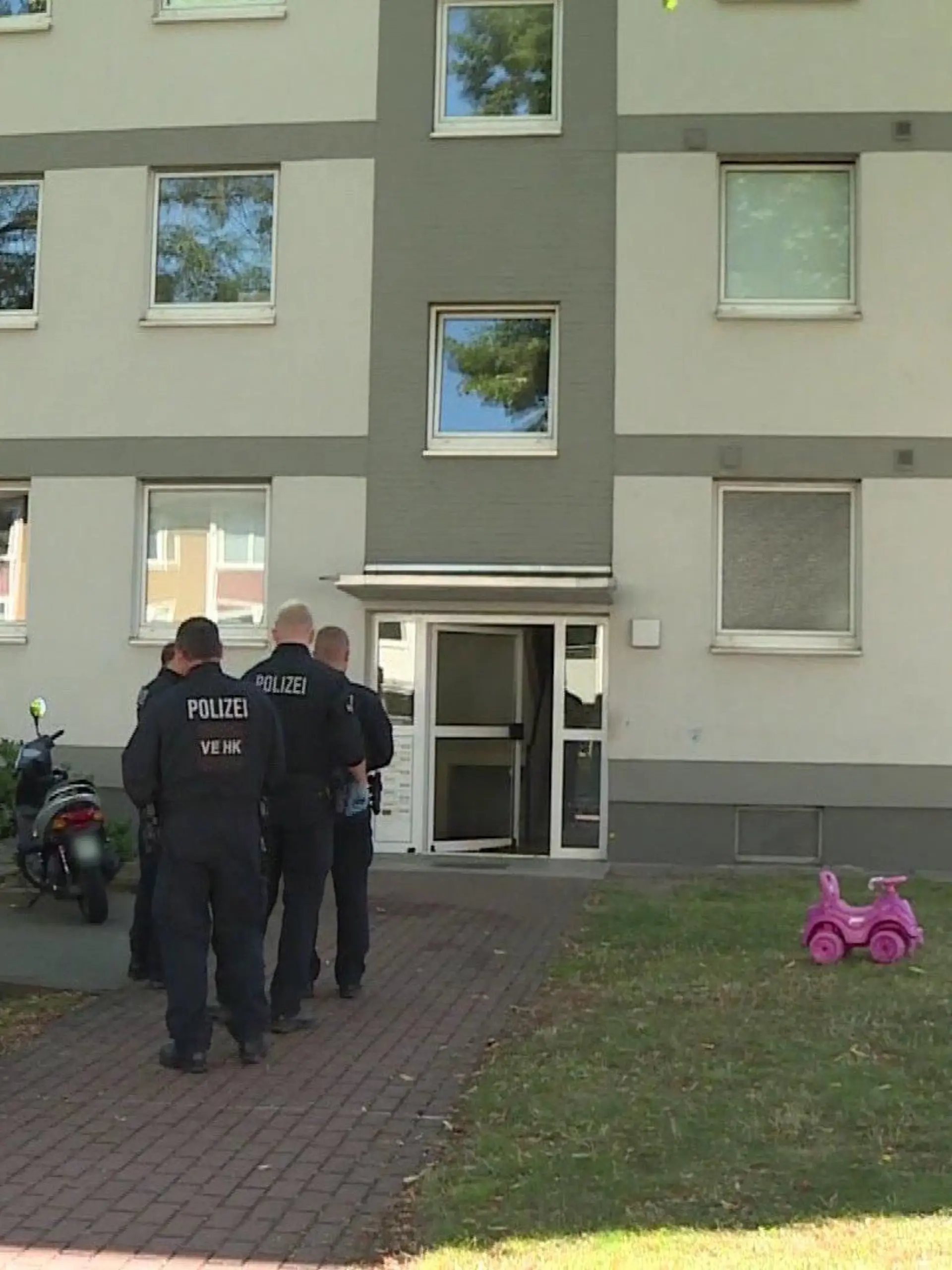 Vor diesem Mehrfamilienhaus brach die 24-Jährige zusammen und starb wenig später.